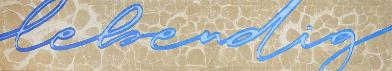 lebendig Wasser taucht auf (Quelle), es mäandert über „Stock und Stein“, bewässert und macht Grund und Boden lebendig. Genauso wie es auftaucht, findet es seinen Ausweg in etwas Größeres, Anderes. Das Bild kann sowohl hochkant als auch quer gehängt werden. Typische Grundlage und Hintergrund des Bildes ist die von mir entwickelte und favorisierte Erdtechnik mit getrockneten Erdabdrücken oder Einprägungen im Leinwandstoff. 190 cm x 35 cm x 5 cm; Erde & Acryl auf Leinwand; 2024